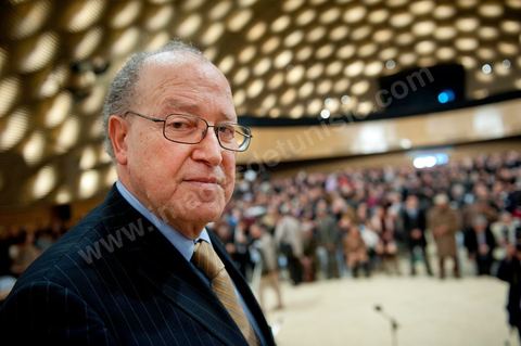 February 5: First major political rally of the Democratic Forum for Labor and Freedoms (FDTL) at the Tunis Convention Center. One of the founding members and Secretary-General of the FDTL is Dr. Mustapha Ben Jaafar.Biography: After attending high school at Collège Sadiki from 1950 to 1956, he joined the ruling Neo-Destour party a few years later; he was also active in the General Union of Tunisian Students while studying medicine in France until 1968.¹ Shocked by the dismissal of Minister Ahmed Ben Salah in 1969 and then by the failure of the ruling party’s congress (which had since become the Destourian Socialist Party) in 1970, Ben Jaafar returned from France and contacted party dissidents, gathered around Ahmed Mestiri, and helped found the weekly newspaper *Erraï* (L’Opinion) and the Council for Freedoms in 1976, the predecessor of the Tunisian Human Rights League (LTDH)¹.
A founding member of the Movement of Socialist Democrats in 1978, he simultaneously held a professorship at the Tunis Faculty of Medicine, while serving as head of the radiology department at the Salah-Azaïz Institute and later at La Rabta University Hospital in Tunis beginning in 1981¹. It was in this context that he founded the union of university hospital physicians in 1977. After coming into conflict with the leader of the MDS, Mohamed Moada, Ben Jaafar and other members of the political bureau were expelled from the party at the 1992 congress.¹ Vice President of the LTDH from 1986 to 1994, he founded his own party, the Democratic Forum for Labor and Freedoms (FDTL), in 1994 and helped establish the National Council for Freedoms in Tunisia four years later.¹After the FDTL was legalized in 2002, he succeeded in organizing the founding convention in 2009, a few months before the presidential election on October 25, 2009, in which he decided to run. Although the incumbent president, Zine el-Abidine Ben Ali,
