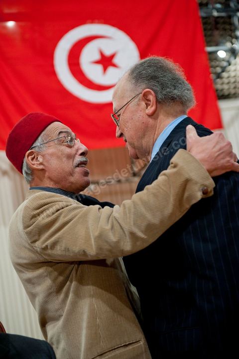 February 5: First major political rally of the Democratic Forum for Labor and Freedoms (FDTL) at the Tunis Convention Center. One of the founding members and Secretary-General of the FDTL is Dr. Mustapha Ben Jaafar.Biography: After attending high school at Collège Sadiki from 1950 to 1956, he joined the ruling Neo-Destour party a few years later; he was also active in the General Union of Tunisian Students while studying medicine in France until 1968.¹ Shocked by the dismissal of Minister Ahmed Ben Salah in 1969 and then by the failure of the ruling party’s congress (which had since become the Destourian Socialist Party) in 1970, Ben Jaafar returned from France and contacted party dissidents, gathered around Ahmed Mestiri, and helped found the weekly newspaper *Erraï* (L’Opinion) and the Council for Freedoms in 1976, the predecessor of the Tunisian Human Rights League (LTDH)¹.
A founding member of the Movement of Socialist Democrats in 1978, he simultaneously held a professorship at the Tunis Faculty of Medicine, while serving as head of the radiology department at the Salah-Azaïz Institute and later at La Rabta University Hospital in Tunis beginning in 1981¹. It was in this context that he founded the union of university hospital physicians in 1977. After coming into conflict with the leader of the MDS, Mohamed Moada, Ben Jaafar and other members of the political bureau were expelled from the party at the 1992 congress.¹ Vice President of the LTDH from 1986 to 1994, he founded his own party, the Democratic Forum for Labor and Freedoms (FDTL), in 1994 and helped establish the National Council for Freedoms in Tunisia four years later.¹After the FDTL was legalized in 2002, he succeeded in organizing the founding convention in 2009, a few months before the presidential election on October 25, 2009, in which he decided to run. Although the incumbent president, Zine el-Abidine Ben Ali,