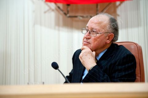 February 5: First major political rally of the Democratic Forum for Labor and Freedoms (FDTL) at the Tunis Convention Center. One of the founding members and Secretary-General of the FDTL is Dr. Mustapha Ben Jaafar.Biography: After attending high school at Collège Sadiki from 1950 to 1956, he joined the ruling Neo-Destour party a few years later; he was also active in the General Union of Tunisian Students while studying medicine in France until 1968.¹ Shocked by the dismissal of Minister Ahmed Ben Salah in 1969 and then by the failure of the ruling party’s congress (which had since become the Destourian Socialist Party) in 1970, Ben Jaafar returned from France and contacted party dissidents, gathered around Ahmed Mestiri, and helped found the weekly newspaper *Erraï* (L’Opinion) and the Council for Freedoms in 1976, the predecessor of the Tunisian Human Rights League (LTDH)¹.
A founding member of the Movement of Socialist Democrats in 1978, he simultaneously held a professorship at the Tunis Faculty of Medicine, while serving as head of the radiology department at the Salah-Azaïz Institute and later at La Rabta University Hospital in Tunis beginning in 1981¹. It was in this context that he founded the union of university hospital physicians in 1977. After coming into conflict with the leader of the MDS, Mohamed Moada, Ben Jaafar and other members of the political bureau were expelled from the party at the 1992 congress.¹ Vice President of the LTDH from 1986 to 1994, he founded his own party, the Democratic Forum for Labor and Freedoms (FDTL), in 1994 and helped establish the National Council for Freedoms in Tunisia four years later.¹After the FDTL was legalized in 2002, he succeeded in organizing the founding convention in 2009, a few months before the presidential election on October 25, 2009, in which he decided to run. Although the incumbent president, Zine el-Abidine Ben Ali,
