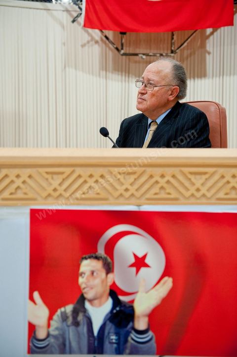 February 5: First major political rally of the Democratic Forum for Labor and Freedoms (FDTL) at the Tunis Convention Center. One of the founding members and Secretary-General of the FDTL is Dr. Mustapha Ben Jaafar.Biography: After attending high school at Collège Sadiki from 1950 to 1956, he joined the ruling Neo-Destour party a few years later; he was also active in the General Union of Tunisian Students while studying medicine in France until 1968.¹ Shocked by the dismissal of Minister Ahmed Ben Salah in 1969 and then by the failure of the ruling party’s congress (which had since become the Destourian Socialist Party) in 1970, Ben Jaafar returned from France and contacted party dissidents, gathered around Ahmed Mestiri, and helped found the weekly newspaper *Erraï* (L’Opinion) and the Council for Freedoms in 1976, the predecessor of the Tunisian Human Rights League (LTDH)¹.
A founding member of the Movement of Socialist Democrats in 1978, he simultaneously held a professorship at the Tunis Faculty of Medicine, while serving as head of the radiology department at the Salah-Azaïz Institute and later at La Rabta University Hospital in Tunis beginning in 1981¹. It was in this context that he founded the union of university hospital physicians in 1977. After coming into conflict with the leader of the MDS, Mohamed Moada, Ben Jaafar and other members of the political bureau were expelled from the party at the 1992 congress.¹ Vice President of the LTDH from 1986 to 1994, he founded his own party, the Democratic Forum for Labor and Freedoms (FDTL), in 1994 and helped establish the National Council for Freedoms in Tunisia four years later.¹After the FDTL was legalized in 2002, he succeeded in organizing the founding convention in 2009, a few months before the presidential election on October 25, 2009, in which he decided to run. Although the incumbent president, Zine el-Abidine Ben Ali,