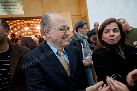 February 5: First major political rally of the Democratic Forum for Labor and Freedoms (FDTL) at the Tunis Convention Center. One of the founding members and Secretary-General of the FDTL is Dr. Mustapha Ben Jaafar.Biography: After attending high school at Collège Sadiki from 1950 to 1956, he joined the ruling Neo-Destour party a few years later; he was also active in the General Union of Tunisian Students while studying medicine in France until 1968.¹ Shocked by the dismissal of Minister Ahmed Ben Salah in 1969 and then by the failure of the ruling party’s congress (which had since become the Destourian Socialist Party) in 1970, Ben Jaafar returned from France and contacted party dissidents, gathered around Ahmed Mestiri, and helped found the weekly newspaper *Erraï* (L’Opinion) and the Council for Freedoms in 1976, the predecessor of the Tunisian Human Rights League (LTDH)¹.
A founding member of the Movement of Socialist Democrats in 1978, he simultaneously held a professorship at the Tunis Faculty of Medicine, while serving as head of the radiology department at the Salah-Azaïz Institute and later at La Rabta University Hospital in Tunis beginning in 1981¹. It was in this context that he founded the union of university hospital physicians in 1977. After coming into conflict with the leader of the MDS, Mohamed Moada, Ben Jaafar and other members of the political bureau were expelled from the party at the 1992 congress.¹ Vice President of the LTDH from 1986 to 1994, he founded his own party, the Democratic Forum for Labor and Freedoms (FDTL), in 1994 and helped establish the National Council for Freedoms in Tunisia four years later.¹After the FDTL was legalized in 2002, he succeeded in organizing the founding convention in 2009, a few months before the presidential election on October 25, 2009, in which he decided to run. Although the incumbent president, Zine el-Abidine Ben Ali,