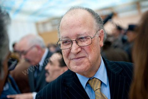 February 5: First major political rally of the Democratic Forum for Labor and Freedoms (FDTL) at the Tunis Convention Center. One of the founding members and Secretary-General of the FDTL is Dr. Mustapha Ben Jaafar.Biography: After attending high school at Collège Sadiki from 1950 to 1956, he joined the ruling Neo-Destour party a few years later; he was also active in the General Union of Tunisian Students while studying medicine in France until 1968.¹ Shocked by the dismissal of Minister Ahmed Ben Salah in 1969 and then by the failure of the ruling party’s congress (which had since become the Destourian Socialist Party) in 1970, Ben Jaafar returned from France and contacted party dissidents, gathered around Ahmed Mestiri, and helped found the weekly newspaper *Erraï* (L’Opinion) and the Council for Freedoms in 1976, the predecessor of the Tunisian Human Rights League (LTDH)¹.
A founding member of the Movement of Socialist Democrats in 1978, he simultaneously held a professorship at the Tunis Faculty of Medicine, while serving as head of the radiology department at the Salah-Azaïz Institute and later at La Rabta University Hospital in Tunis beginning in 1981¹. It was in this context that he founded the union of university hospital physicians in 1977. After coming into conflict with the leader of the MDS, Mohamed Moada, Ben Jaafar and other members of the political bureau were expelled from the party at the 1992 congress.¹ Vice President of the LTDH from 1986 to 1994, he founded his own party, the Democratic Forum for Labor and Freedoms (FDTL), in 1994 and helped establish the National Council for Freedoms in Tunisia four years later.¹After the FDTL was legalized in 2002, he succeeded in organizing the founding convention in 2009, a few months before the presidential election on October 25, 2009, in which he decided to run. Although the incumbent president, Zine el-Abidine Ben Ali,