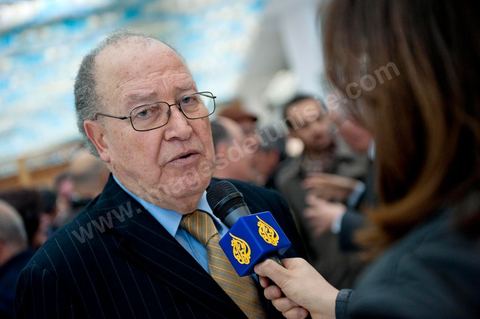February 5: First major political rally of the Democratic Forum for Labor and Freedoms (FDTL) at the Tunis Convention Center. One of the founding members and Secretary-General of the FDTL is Dr. Mustapha Ben Jaafar.Biography: After attending high school at Collège Sadiki from 1950 to 1956, he joined the ruling Neo-Destour party a few years later; he was also active in the General Union of Tunisian Students while studying medicine in France until 1968.¹ Shocked by the dismissal of Minister Ahmed Ben Salah in 1969 and then by the failure of the ruling party’s congress (which had since become the Destourian Socialist Party) in 1970, Ben Jaafar returned from France and contacted party dissidents, gathered around Ahmed Mestiri, and helped found the weekly newspaper *Erraï* (L’Opinion) and the Council for Freedoms in 1976, the predecessor of the Tunisian Human Rights League (LTDH)¹.
A founding member of the Movement of Socialist Democrats in 1978, he simultaneously held a professorship at the Tunis Faculty of Medicine, while serving as head of the radiology department at the Salah-Azaïz Institute and later at La Rabta University Hospital in Tunis beginning in 1981¹. It was in this context that he founded the union of university hospital physicians in 1977. After coming into conflict with the leader of the MDS, Mohamed Moada, Ben Jaafar and other members of the political bureau were expelled from the party at the 1992 congress.¹ Vice President of the LTDH from 1986 to 1994, he founded his own party, the Democratic Forum for Labor and Freedoms (FDTL), in 1994 and helped establish the National Council for Freedoms in Tunisia four years later.¹After the FDTL was legalized in 2002, he succeeded in organizing the founding convention in 2009, a few months before the presidential election on October 25, 2009, in which he decided to run. Although the incumbent president, Zine el-Abidine Ben Ali,