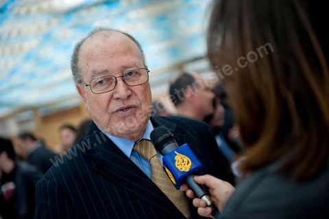 February 5: First major political rally of the Democratic Forum for Labor and Freedoms (FDTL) at the Tunis Convention Center. One of the founding members and Secretary-General of the FDTL is Dr. Mustapha Ben Jaafar.Biography: After attending high school at Collège Sadiki from 1950 to 1956, he joined the ruling Neo-Destour party a few years later; he was also active in the General Union of Tunisian Students while studying medicine in France until 1968.¹ Shocked by the dismissal of Minister Ahmed Ben Salah in 1969 and then by the failure of the ruling party’s congress (which had since become the Destourian Socialist Party) in 1970, Ben Jaafar returned from France and contacted party dissidents, gathered around Ahmed Mestiri, and helped found the weekly newspaper *Erraï* (L’Opinion) and the Council for Freedoms in 1976, the predecessor of the Tunisian Human Rights League (LTDH)¹.
A founding member of the Movement of Socialist Democrats in 1978, he simultaneously held a professorship at the Tunis Faculty of Medicine, while serving as head of the radiology department at the Salah-Azaïz Institute and later at La Rabta University Hospital in Tunis beginning in 1981¹. It was in this context that he founded the union of university hospital physicians in 1977. After coming into conflict with the leader of the MDS, Mohamed Moada, Ben Jaafar and other members of the political bureau were expelled from the party at the 1992 congress.¹ Vice President of the LTDH from 1986 to 1994, he founded his own party, the Democratic Forum for Labor and Freedoms (FDTL), in 1994 and helped establish the National Council for Freedoms in Tunisia four years later.¹After the FDTL was legalized in 2002, he succeeded in organizing the founding convention in 2009, a few months before the presidential election on October 25, 2009, in which he decided to run. Although the incumbent president, Zine el-Abidine Ben Ali,