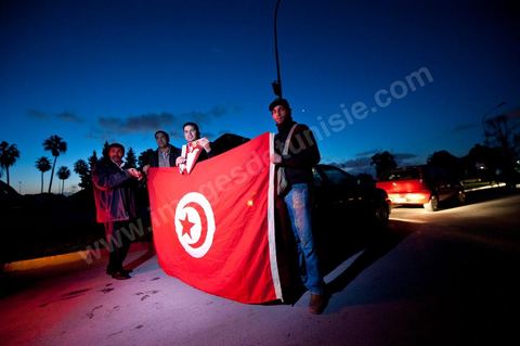 6 février : 7h du mat au départ de Tunis, la Caravane de Remerciements, au départ de Tunis près de 200 voitures et plusieurs bus se rendent à Sidi Bouzid pour la journée pour un grand moment de rencontres, de remerciemenst et d'échanges entre des tunisois et la population de Sidi Bouzid. L'accueil exceptionnellement chaleureux des habitants de Sidi Bouzid envahit le centre cille de Sidi Bouzid.