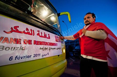 6 février : 7h du mat au départ de Tunis, la Caravane de Remerciements, au départ de Tunis près de 200 voitures et plusieurs bus se rendent à Sidi Bouzid pour la journée pour un grand moment de rencontres, de remerciemenst et d'échanges entre des tunisois et la population de Sidi Bouzid. L'accueil exceptionnellement chaleureux des habitants de Sidi Bouzid envahit le centre cille de Sidi Bouzid.