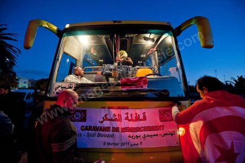 6 février : 7h du mat au départ de Tunis, la Caravane de Remerciements, au départ de Tunis près de 200 voitures et plusieurs bus se rendent à Sidi Bouzid pour la journée pour un grand moment de rencontres, de remerciemenst et d'échanges entre des tunisois et la population de Sidi Bouzid. L'accueil exceptionnellement chaleureux des habitants de Sidi Bouzid envahit le centre cille de Sidi Bouzid.