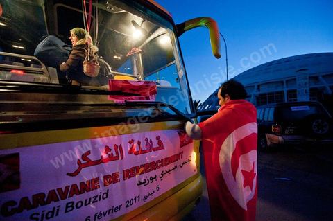 6 février : 7h du mat au départ de Tunis, la Caravane de Remerciements, au départ de Tunis près de 200 voitures et plusieurs bus se rendent à Sidi Bouzid pour la journée pour un grand moment de rencontres, de remerciemenst et d'échanges entre des tunisois et la population de Sidi Bouzid. L'accueil exceptionnellement chaleureux des habitants de Sidi Bouzid envahit le centre cille de Sidi Bouzid.