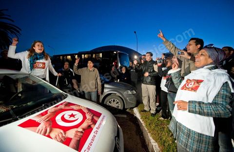 6 février : 7h du mat au départ de Tunis, la Caravane de Remerciements, au départ de Tunis près de 200 voitures et plusieurs bus se rendent à Sidi Bouzid pour la journée pour un grand moment de rencontres, de remerciemenst et d'échanges entre des tunisois et la population de Sidi Bouzid. L'accueil exceptionnellement chaleureux des habitants de Sidi Bouzid envahit le centre cille de Sidi Bouzid.