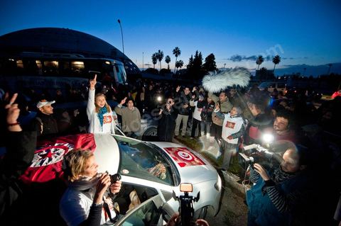 6 février : 7h du mat au départ de Tunis, la Caravane de Remerciements, au départ de Tunis près de 200 voitures et plusieurs bus se rendent à Sidi Bouzid pour la journée pour un grand moment de rencontres, de remerciemenst et d'échanges entre des tunisois et la population de Sidi Bouzid. L'accueil exceptionnellement chaleureux des habitants de Sidi Bouzid envahit le centre cille de Sidi Bouzid.