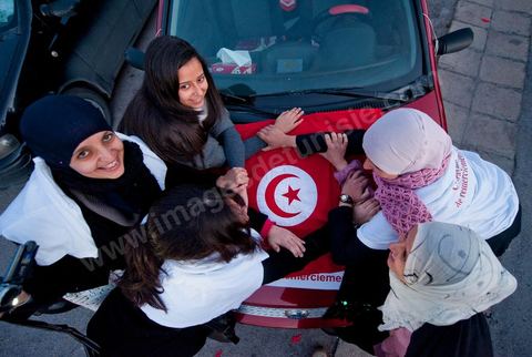 6 février : 7h du mat au départ de Tunis, la Caravane de Remerciements, au départ de Tunis près de 200 voitures et plusieurs bus se rendent à Sidi Bouzid pour la journée pour un grand moment de rencontres, de remerciemenst et d'échanges entre des tunisois et la population de Sidi Bouzid. L'accueil exceptionnellement chaleureux des habitants de Sidi Bouzid envahit le centre cille de Sidi Bouzid.