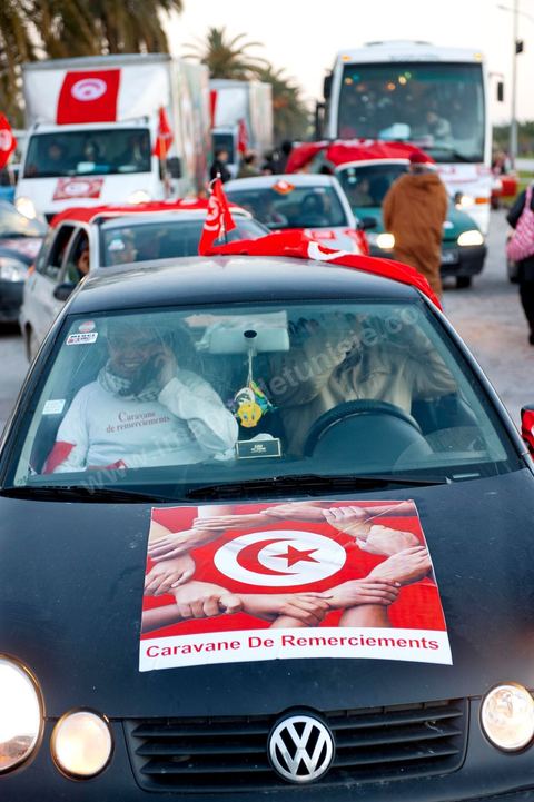 6 février : 7h du mat au départ de Tunis, la Caravane de Remerciements, au départ de Tunis près de 200 voitures et plusieurs bus se rendent à Sidi Bouzid pour la journée pour un grand moment de rencontres, de remerciemenst et d'échanges entre des tunisois et la population de Sidi Bouzid. L'accueil exceptionnellement chaleureux des habitants de Sidi Bouzid envahit le centre cille de Sidi Bouzid.