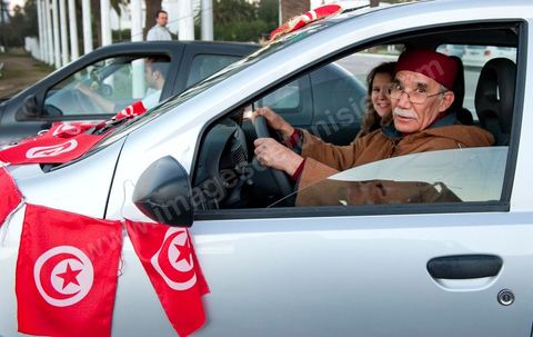 6 février : 7h du mat au départ de Tunis, la Caravane de Remerciements, au départ de Tunis près de 200 voitures et plusieurs bus se rendent à Sidi Bouzid pour la journée pour un grand moment de rencontres, de remerciemenst et d'échanges entre des tunisois et la population de Sidi Bouzid. L'accueil exceptionnellement chaleureux des habitants de Sidi Bouzid envahit le centre cille de Sidi Bouzid.