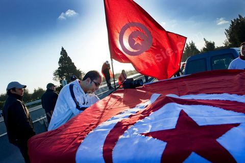 6 février : 7h du mat au départ de Tunis, la Caravane de Remerciements, au départ de Tunis près de 200 voitures et plusieurs bus se rendent à Sidi Bouzid pour la journée pour un grand moment de rencontres, de remerciemenst et d'échanges entre des tunisois et la population de Sidi Bouzid. L'accueil exceptionnellement chaleureux des habitants de Sidi Bouzid envahit le centre cille de Sidi Bouzid.
