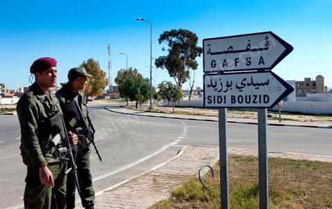 6 février : Arrivée et accueil des habitants de Sidi Bouzid pour la Caravane de Remerciements, au départ de Tunis près de 200 voitures et plusieurs bus se rendent à Sidi Bouzid pour la journée pour un grand moment de rencontres, de remerciemenst et d'échanges entre des tunisois et la population de Sidi Bouzid. L'accueil exceptionnellement chaleureux des habitants de Sidi Bouzid envahit le centre cille de Sidi Bouzid.