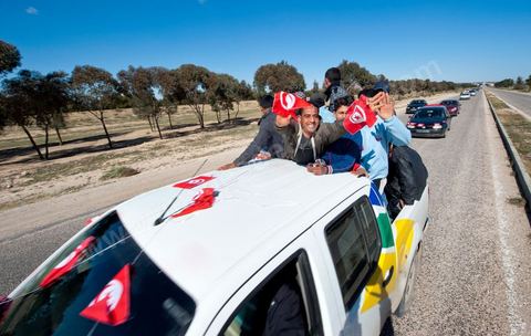 6 février : Arrivée et accueil des habitants de Sidi Bouzid pour la Caravane de Remerciements, au départ de Tunis près de 200 voitures et plusieurs bus se rendent à Sidi Bouzid pour la journée pour un grand moment de rencontres, de remerciemenst et d'échanges entre des tunisois et la population de Sidi Bouzid. L'accueil exceptionnellement chaleureux des habitants de Sidi Bouzid envahit le centre cille de Sidi Bouzid.