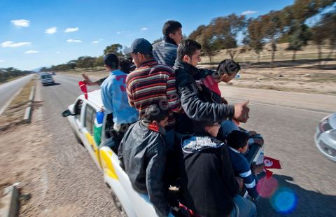 6 février : Arrivée et accueil des habitants de Sidi Bouzid pour la Caravane de Remerciements, au départ de Tunis près de 200 voitures et plusieurs bus se rendent à Sidi Bouzid pour la journée pour un grand moment de rencontres, de remerciemenst et d'échanges entre des tunisois et la population de Sidi Bouzid. L'accueil exceptionnellement chaleureux des habitants de Sidi Bouzid envahit le centre cille de Sidi Bouzid.