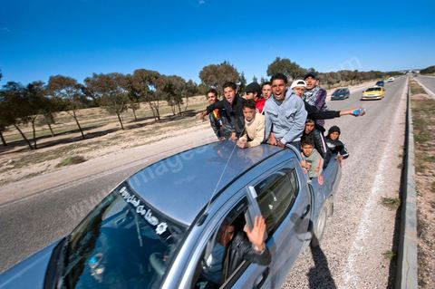 6 février : Arrivée et accueil des habitants de Sidi Bouzid pour la Caravane de Remerciements, au départ de Tunis près de 200 voitures et plusieurs bus se rendent à Sidi Bouzid pour la journée pour un grand moment de rencontres, de remerciemenst et d'échanges entre des tunisois et la population de Sidi Bouzid. L'accueil exceptionnellement chaleureux des habitants de Sidi Bouzid envahit le centre cille de Sidi Bouzid.