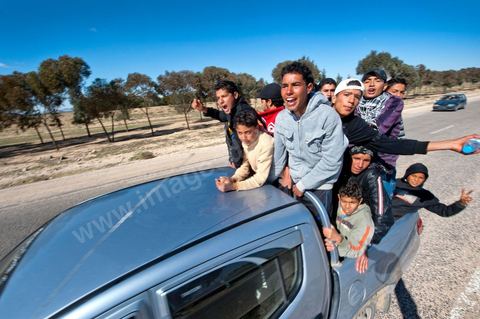 6 février : Arrivée et accueil des habitants de Sidi Bouzid pour la Caravane de Remerciements, au départ de Tunis près de 200 voitures et plusieurs bus se rendent à Sidi Bouzid pour la journée pour un grand moment de rencontres, de remerciemenst et d'échanges entre des tunisois et la population de Sidi Bouzid. L'accueil exceptionnellement chaleureux des habitants de Sidi Bouzid envahit le centre cille de Sidi Bouzid.
