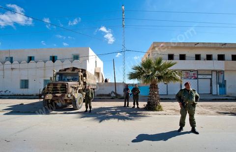 6 février : Arrivée et accueil des habitants de Sidi Bouzid pour la Caravane de Remerciements, au départ de Tunis près de 200 voitures et plusieurs bus se rendent à Sidi Bouzid pour la journée pour un grand moment de rencontres, de remerciemenst et d'échanges entre des tunisois et la population de Sidi Bouzid. L'accueil exceptionnellement chaleureux des habitants de Sidi Bouzid envahit le centre cille de Sidi Bouzid.