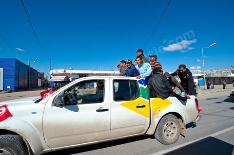 6 février : Arrivée et accueil des habitants de Sidi Bouzid pour la Caravane de Remerciements, au départ de Tunis près de 200 voitures et plusieurs bus se rendent à Sidi Bouzid pour la journée pour un grand moment de rencontres, de remerciemenst et d'échanges entre des tunisois et la population de Sidi Bouzid. L'accueil exceptionnellement chaleureux des habitants de Sidi Bouzid envahit le centre cille de Sidi Bouzid.