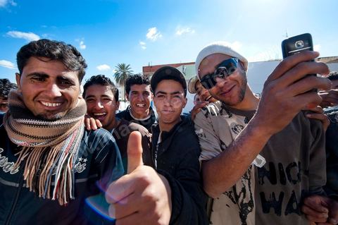 6 février : Arrivée et accueil des habitants de Sidi Bouzid pour la Caravane de Remerciements, au départ de Tunis près de 200 voitures et plusieurs bus se rendent à Sidi Bouzid pour la journée pour un grand moment de rencontres, de remerciemenst et d'échanges entre des tunisois et la population de Sidi Bouzid. L'accueil exceptionnellement chaleureux des habitants de Sidi Bouzid envahit le centre cille de Sidi Bouzid.