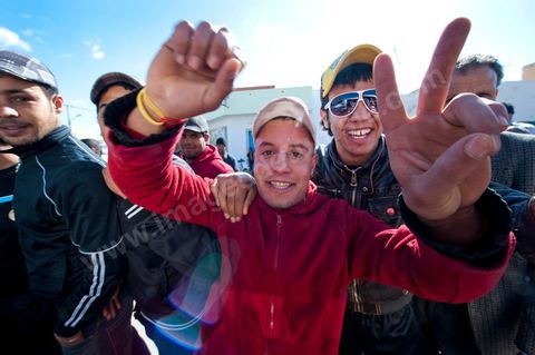 6 février : Arrivée et accueil des habitants de Sidi Bouzid pour la Caravane de Remerciements, au départ de Tunis près de 200 voitures et plusieurs bus se rendent à Sidi Bouzid pour la journée pour un grand moment de rencontres, de remerciemenst et d'échanges entre des tunisois et la population de Sidi Bouzid. L'accueil exceptionnellement chaleureux des habitants de Sidi Bouzid envahit le centre cille de Sidi Bouzid.