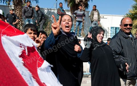 6 février : Arrivée et accueil des habitants de Sidi Bouzid pour la Caravane de Remerciements, au départ de Tunis près de 200 voitures et plusieurs bus se rendent à Sidi Bouzid pour la journée pour un grand moment de rencontres, de remerciemenst et d'échanges entre des tunisois et la population de Sidi Bouzid. L'accueil exceptionnellement chaleureux des habitants de Sidi Bouzid envahit le centre cille de Sidi Bouzid.