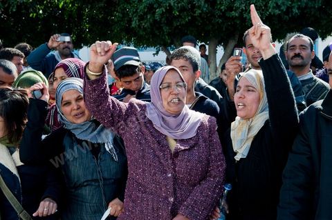 6 février : Arrivée et accueil des habitants de Sidi Bouzid pour la Caravane de Remerciements, au départ de Tunis près de 200 voitures et plusieurs bus se rendent à Sidi Bouzid pour la journée pour un grand moment de rencontres, de remerciemenst et d'échanges entre des tunisois et la population de Sidi Bouzid. L'accueil exceptionnellement chaleureux des habitants de Sidi Bouzid envahit le centre cille de Sidi Bouzid.