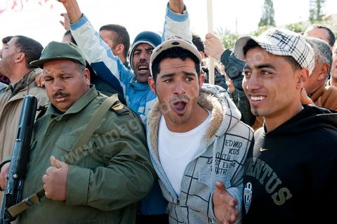6 février : Arrivée et accueil des habitants de Sidi Bouzid pour la Caravane de Remerciements, au départ de Tunis près de 200 voitures et plusieurs bus se rendent à Sidi Bouzid pour la journée pour un grand moment de rencontres, de remerciemenst et d'échanges entre des tunisois et la population de Sidi Bouzid. L'accueil exceptionnellement chaleureux des habitants de Sidi Bouzid envahit le centre cille de Sidi Bouzid.