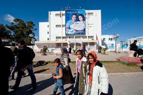 6 février : ambiance dans les rues de Sidi Bouzid à la venue de la Caravane de Remerciements, au départ de Tunis près de 200 voitures et plusieurs bus se rendent à Sidi Bouzid pour la journée pour un grand moment de rencontres, de remerciemenst et d'échanges entre des tunisois et la population de Sidi Bouzid. L'accueil exceptionnellement chaleureux des habitants de Sidi Bouzid envahit le centre cille de Sidi Bouzid.