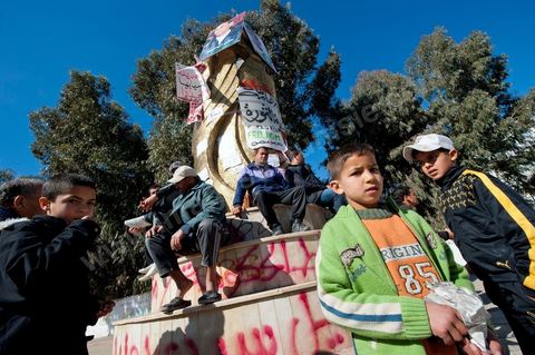 6 février : au monument de commération de Mohamed Bouazizi, ambiance dans les rues de Sidi Bouzid à la venue de la Caravane de Remerciements, au départ de Tunis près de 200 voitures et plusieurs bus se rendent à Sidi Bouzid pour la journée pour un grand moment de rencontres, de remerciemenst et d'échanges entre des tunisois et la population de Sidi Bouzid. L'accueil exceptionnellement chaleureux des habitants de Sidi Bouzid envahit le centre cille de Sidi Bouzid.