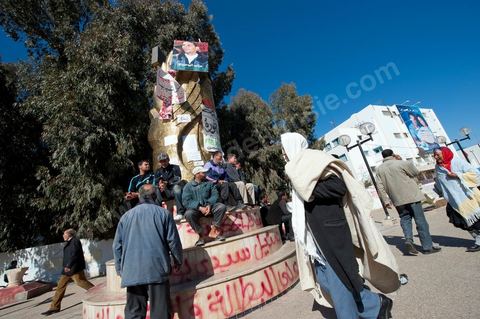6 février : au monument de commération de Mohamed Bouazizi, ambiance dans les rues de Sidi Bouzid à la venue de la Caravane de Remerciements, au départ de Tunis près de 200 voitures et plusieurs bus se rendent à Sidi Bouzid pour la journée pour un grand moment de rencontres, de remerciemenst et d'échanges entre des tunisois et la population de Sidi Bouzid. L'accueil exceptionnellement chaleureux des habitants de Sidi Bouzid envahit le centre cille de Sidi Bouzid.