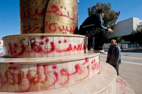 6 février : au monument de commération de Mohamed Bouazizi, ambiance dans les rues de Sidi Bouzid à la venue de la Caravane de Remerciements, au départ de Tunis près de 200 voitures et plusieurs bus se rendent à Sidi Bouzid pour la journée pour un grand moment de rencontres, de remerciemenst et d'échanges entre des tunisois et la population de Sidi Bouzid. L'accueil exceptionnellement chaleureux des habitants de Sidi Bouzid envahit le centre cille de Sidi Bouzid.