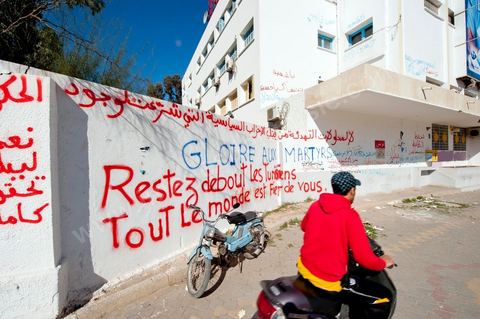 6 février : ambiance dans les rues de Sidi Bouzid à la venue de la Caravane de Remerciements, au départ de Tunis près de 200 voitures et plusieurs bus se rendent à Sidi Bouzid pour la journée pour un grand moment de rencontres, de remerciemenst et d'échanges entre des tunisois et la population de Sidi Bouzid. L'accueil exceptionnellement chaleureux des habitants de Sidi Bouzid envahit le centre cille de Sidi Bouzid.