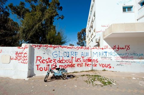 6 février : ambiance dans les rues de Sidi Bouzid à la venue de la Caravane de Remerciements, au départ de Tunis près de 200 voitures et plusieurs bus se rendent à Sidi Bouzid pour la journée pour un grand moment de rencontres, de remerciemenst et d'échanges entre des tunisois et la population de Sidi Bouzid. L'accueil exceptionnellement chaleureux des habitants de Sidi Bouzid envahit le centre cille de Sidi Bouzid.
