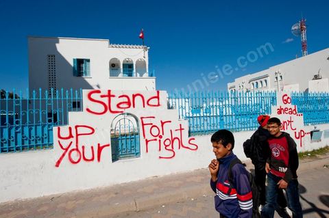 6 février : ambiance dans les rues de Sidi Bouzid à la venue de la Caravane de Remerciements, au départ de Tunis près de 200 voitures et plusieurs bus se rendent à Sidi Bouzid pour la journée pour un grand moment de rencontres, de remerciemenst et d'échanges entre des tunisois et la population de Sidi Bouzid. L'accueil exceptionnellement chaleureux des habitants de Sidi Bouzid envahit le centre cille de Sidi Bouzid.