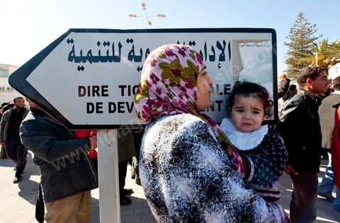6 février : ambiance dans les rues de Sidi Bouzid à la venue de la Caravane de Remerciements, au départ de Tunis près de 200 voitures et plusieurs bus se rendent à Sidi Bouzid pour la journée pour un grand moment de rencontres, de remerciemenst et d'échanges entre des tunisois et la population de Sidi Bouzid. L'accueil exceptionnellement chaleureux des habitants de Sidi Bouzid envahit le centre cille de Sidi Bouzid.