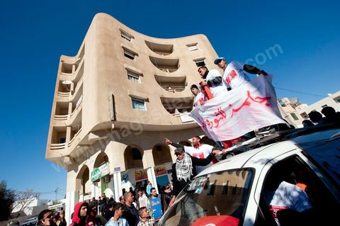 6 février : ambiance dans les rues de Sidi Bouzid à la venue de la Caravane de Remerciements, au départ de Tunis près de 200 voitures et plusieurs bus se rendent à Sidi Bouzid pour la journée pour un grand moment de rencontres, de remerciemenst et d'échanges entre des tunisois et la population de Sidi Bouzid. L'accueil exceptionnellement chaleureux des habitants de Sidi Bouzid envahit le centre cille de Sidi Bouzid.