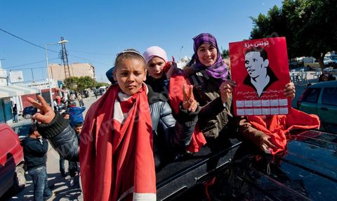 6 février : ambiance dans les rues de Sidi Bouzid à la venue de la Caravane de Remerciements, au départ de Tunis près de 200 voitures et plusieurs bus se rendent à Sidi Bouzid pour la journée pour un grand moment de rencontres, de remerciemenst et d'échanges entre des tunisois et la population de Sidi Bouzid. L'accueil exceptionnellement chaleureux des habitants de Sidi Bouzid envahit le centre cille de Sidi Bouzid.