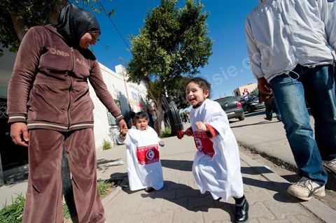 6 février : ambiance dans les rues de Sidi Bouzid à la venue de la Caravane de Remerciements, au départ de Tunis près de 200 voitures et plusieurs bus se rendent à Sidi Bouzid pour la journée pour un grand moment de rencontres, de remerciemenst et d'échanges entre des tunisois et la population de Sidi Bouzid. L'accueil exceptionnellement chaleureux des habitants de Sidi Bouzid envahit le centre cille de Sidi Bouzid.