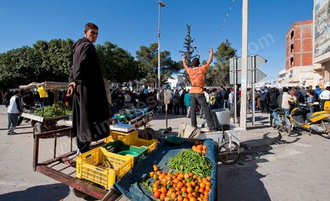 6 février : ambiance dans les rues de Sidi Bouzid à la venue de la Caravane de Remerciements, au départ de Tunis près de 200 voitures et plusieurs bus se rendent à Sidi Bouzid pour la journée pour un grand moment de rencontres, de remerciemenst et d'échanges entre des tunisois et la population de Sidi Bouzid. L'accueil exceptionnellement chaleureux des habitants de Sidi Bouzid envahit le centre cille de Sidi Bouzid.