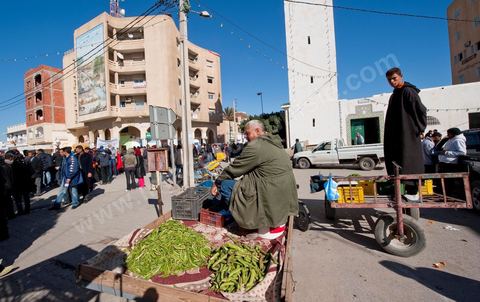 6 février : ambiance dans les rues de Sidi Bouzid à la venue de la Caravane de Remerciements, au départ de Tunis près de 200 voitures et plusieurs bus se rendent à Sidi Bouzid pour la journée pour un grand moment de rencontres, de remerciemenst et d'échanges entre des tunisois et la population de Sidi Bouzid. L'accueil exceptionnellement chaleureux des habitants de Sidi Bouzid envahit le centre cille de Sidi Bouzid.