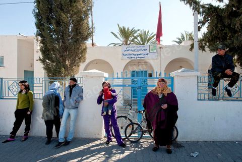 6 février : ambiance dans les rues de Sidi Bouzid à la venue de la Caravane de Remerciements, au départ de Tunis près de 200 voitures et plusieurs bus se rendent à Sidi Bouzid pour la journée pour un grand moment de rencontres, de remerciemenst et d'échanges entre des tunisois et la population de Sidi Bouzid. L'accueil exceptionnellement chaleureux des habitants de Sidi Bouzid envahit le centre cille de Sidi Bouzid.