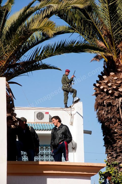 6 février : ambiance dans les rues de Sidi Bouzid à la venue de la Caravane de Remerciements, au départ de Tunis près de 200 voitures et plusieurs bus se rendent à Sidi Bouzid pour la journée pour un grand moment de rencontres, de remerciemenst et d'échanges entre des tunisois et la population de Sidi Bouzid. L'accueil exceptionnellement chaleureux des habitants de Sidi Bouzid envahit le centre cille de Sidi Bouzid.