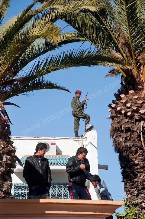 6 février : ambiance dans les rues de Sidi Bouzid à la venue de la Caravane de Remerciements, au départ de Tunis près de 200 voitures et plusieurs bus se rendent à Sidi Bouzid pour la journée pour un grand moment de rencontres, de remerciemenst et d'échanges entre des tunisois et la population de Sidi Bouzid. L'accueil exceptionnellement chaleureux des habitants de Sidi Bouzid envahit le centre cille de Sidi Bouzid.