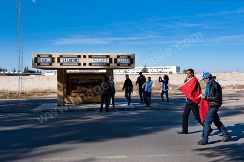 6 février : ambiance dans les rues de Sidi Bouzid à la venue de la Caravane de Remerciements, au départ de Tunis près de 200 voitures et plusieurs bus se rendent à Sidi Bouzid pour la journée pour un grand moment de rencontres, de remerciemenst et d'échanges entre des tunisois et la population de Sidi Bouzid. L'accueil exceptionnellement chaleureux des habitants de Sidi Bouzid envahit le centre cille de Sidi Bouzid.