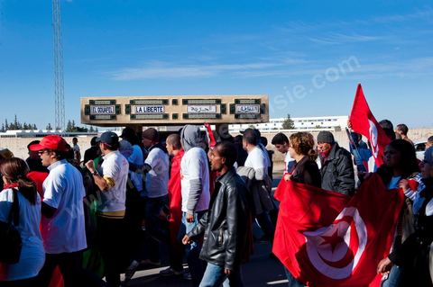 6 février : ambiance dans les rues de Sidi Bouzid à la venue de la Caravane de Remerciements, au départ de Tunis près de 200 voitures et plusieurs bus se rendent à Sidi Bouzid pour la journée pour un grand moment de rencontres, de remerciemenst et d'échanges entre des tunisois et la population de Sidi Bouzid. L'accueil exceptionnellement chaleureux des habitants de Sidi Bouzid envahit le centre cille de Sidi Bouzid.