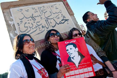 6 février : ambiance dans les rues de Sidi Bouzid à la venue de la Caravane de Remerciements, au départ de Tunis près de 200 voitures et plusieurs bus se rendent à Sidi Bouzid pour la journée pour un grand moment de rencontres, de remerciemenst et d'échanges entre des tunisois et la population de Sidi Bouzid. L'accueil exceptionnellement chaleureux des habitants de Sidi Bouzid envahit le centre cille de Sidi Bouzid.