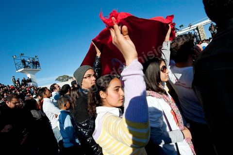 6 février : grand rassemblement des tunisois et des habitants de Sidi Bouzid dans le théâtre de plein air pour l'accueil de la Caravane de Remerciements, au départ de Tunis près de 200 voitures et plusieurs bus se rendent à Sidi Bouzid pour la journée pour un grand moment de rencontres, de remerciemenst et d'échanges entre des tunisois et la population de Sidi Bouzid. L'accueil exceptionnellement chaleureux des habitants de Sidi Bouzid envahit le centre cille de Sidi Bouzid.